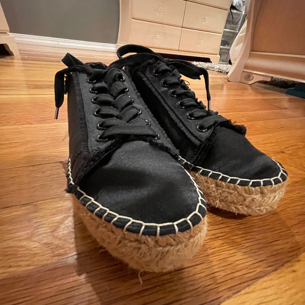 Platform Black suede sneaker